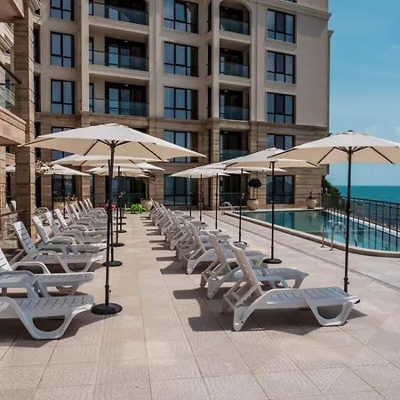 Cabacum Pleasure Beachfront - 50m To And Pool Lägenhetshotell Varna