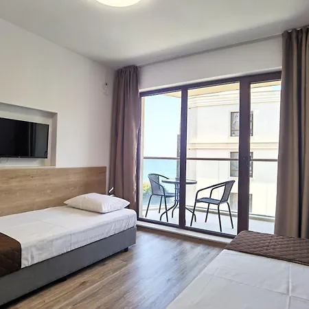 Aparthotel Cabacum Pleasure Beachfront - 50m To And Pool Varna
